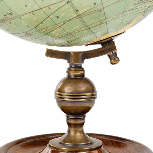 Vintage Globus von Weber Costello aus dem Jahr 1921 mit detailreicher Weltkarte, Messingmeridian und gedrechseltem Holzsockel auf weißem Hintergrund